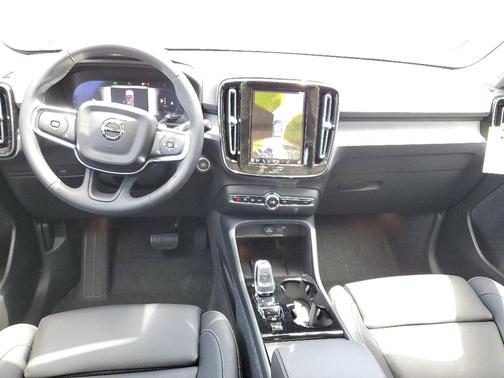 2025 Volvo XC40 B5 Ultra Dark Theme