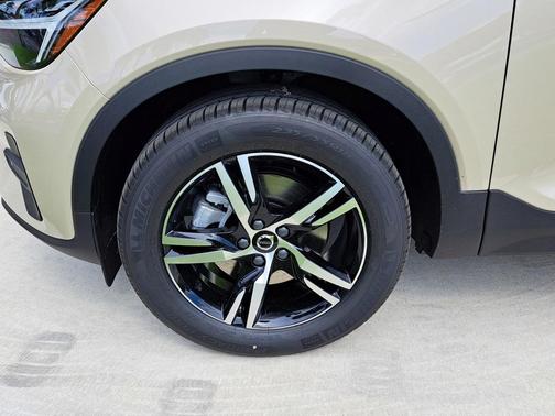 2026 Volvo XC40 PLUS