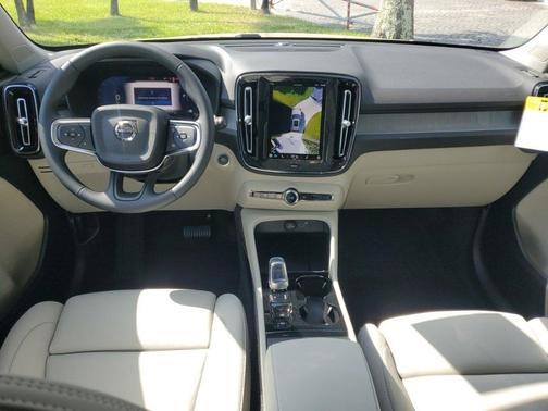 2025 Volvo XC40 B5 Ultra Dark Theme