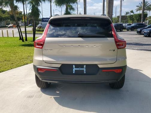 2025 Volvo XC40 B5 Ultra Dark Theme