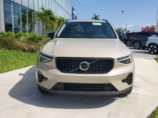 2025 Volvo XC40 B5 Ultra Dark Theme