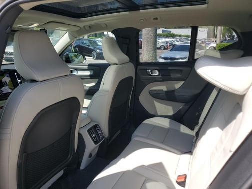 2025 Volvo XC40 B5 Ultra Dark Theme