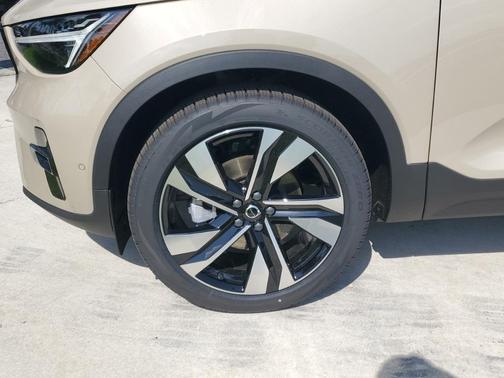 2025 Volvo XC40 B5 Ultra Dark Theme