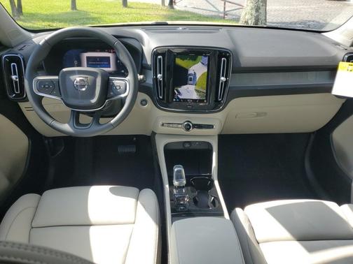 2025 Volvo XC40 B5 Ultra Dark Theme