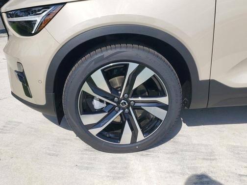 2025 Volvo XC40 B5 Ultra Dark Theme