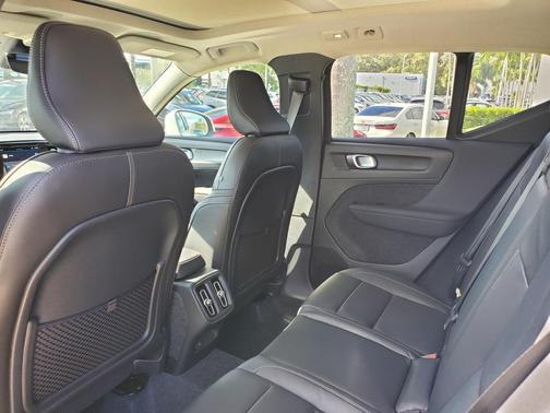 2025 Volvo XC40 B5 Core Bright Theme