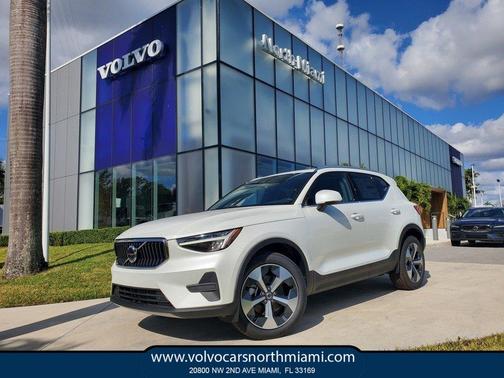 2025 Volvo XC40 B5 Core Bright Theme