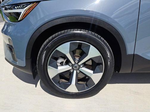 2023 Volvo XC40 B5 Plus Bright Theme