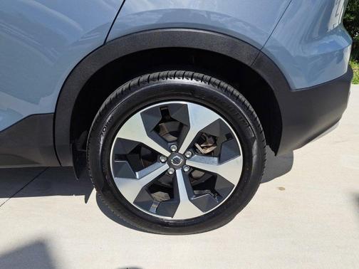 2023 Volvo XC40 B5 Plus Bright Theme