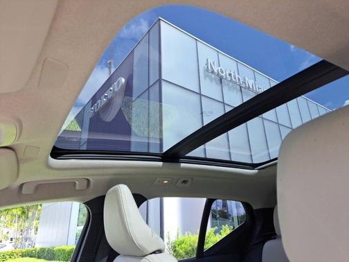 2023 Volvo XC40 B5 Plus Bright Theme