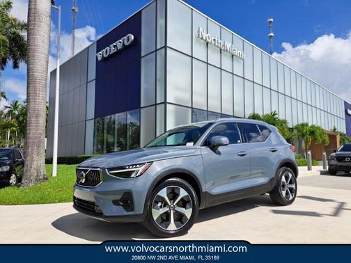 2023 Volvo XC40 B5 Plus Bright Theme