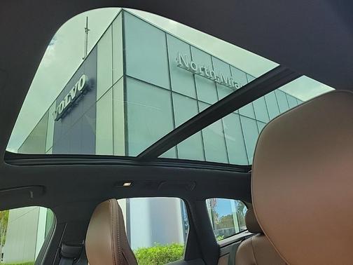 2022 Volvo XC60 Recharge Plug-In Hybrid T8 Inscription Extended Range