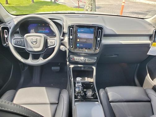2025 Volvo XC40 B5 Ultra Dark Theme