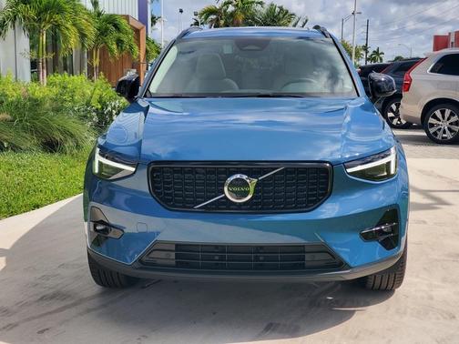2025 Volvo XC40 B5 Ultra Dark Theme