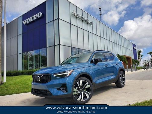 2025 Volvo XC40 B5 Ultra Dark Theme