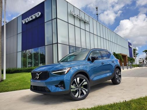 2025 Volvo XC40 B5 Ultra Dark Theme