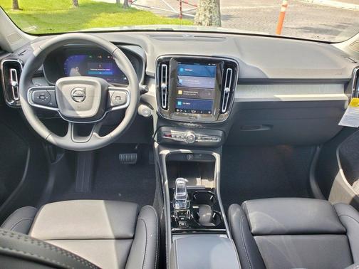 2025 Volvo XC40 B5 Ultra Dark Theme