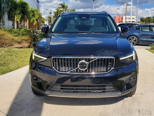 2025 Volvo XC40 B5 Plus Bright Theme