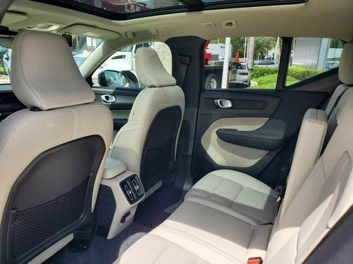 2025 Volvo XC40 B5 Plus Bright Theme