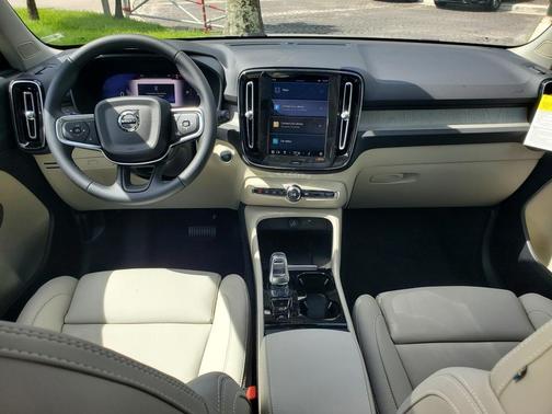 2025 Volvo XC40 B5 Plus Bright Theme