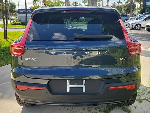 2026 Volvo XC40 B4 Plus