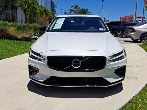 2024 Volvo S60 B5 Plus Dark Theme