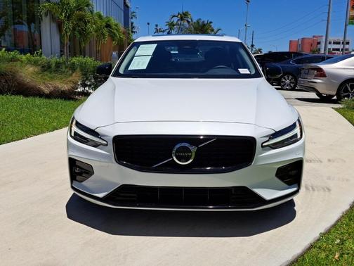 2024 Volvo S60 B5 Plus Dark Theme