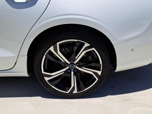 2024 Volvo S60 B5 Plus Dark Theme