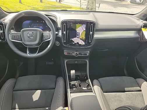 2026 Volvo XC40 B5 Ultra Black Edition