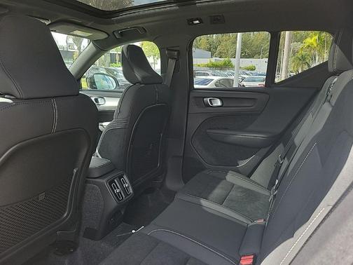 2026 Volvo XC40 B5 Ultra Black Edition