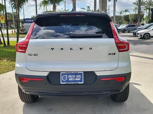 2026 Volvo XC40 B5 Ultra Black Edition