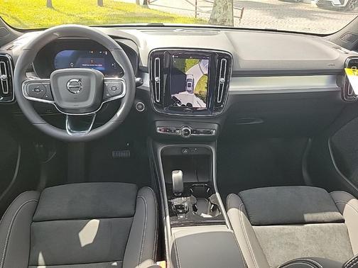 2026 Volvo XC40 B5 Ultra Black Edition