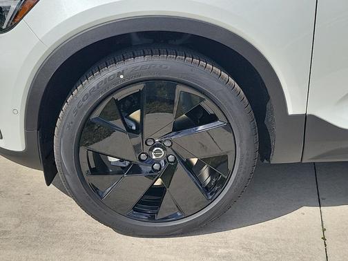 2026 Volvo XC40 B5 Ultra Black Edition