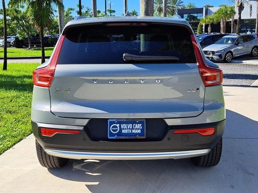 2025 Volvo XC40 B5 Core Bright Theme
