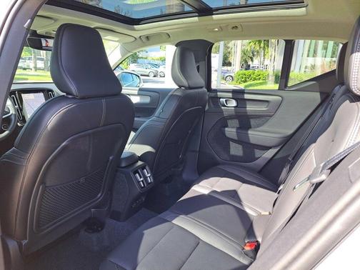 2025 Volvo XC40 B5 Core Bright Theme