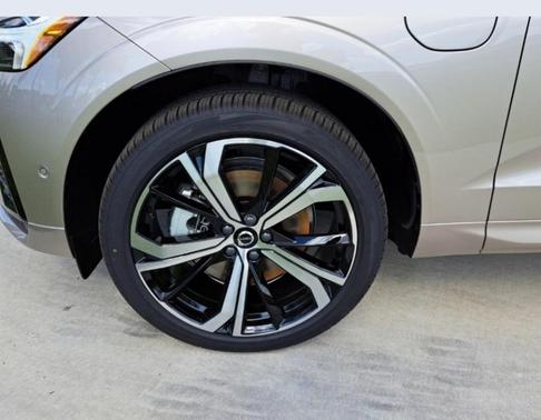 2025 Volvo XC60 Plug-In Hybrid T8 Ultra