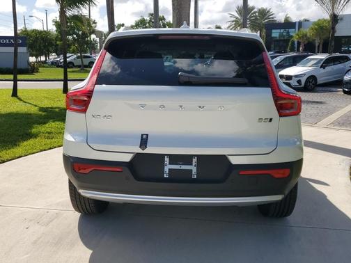 2025 Volvo XC40 B5 Plus Bright Theme
