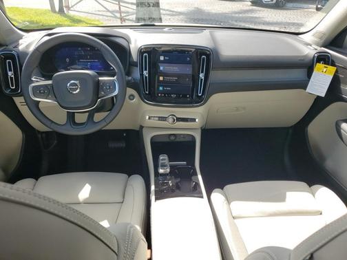 2025 Volvo XC40 B5 Plus Bright Theme
