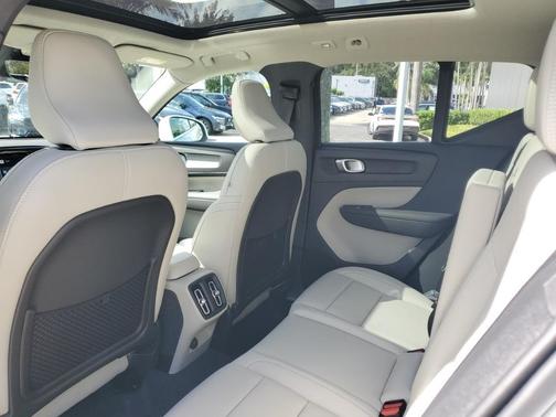 2025 Volvo XC40 B5 Plus Bright Theme