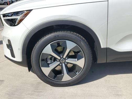 2025 Volvo XC40 B5 Plus Bright Theme