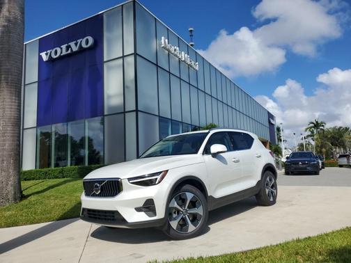 2025 Volvo XC40 B5 Plus Bright Theme