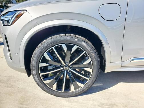 2025 Volvo XC90 Plug-In Hybrid T8 Plus 6-Seater