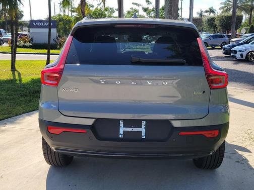 2026 Volvo XC40 B5 Ultra