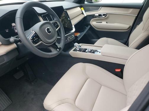 2025 Volvo XC90 B5 Core