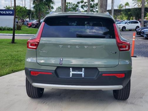 2025 Volvo XC40 B5 Ultra Bright Theme