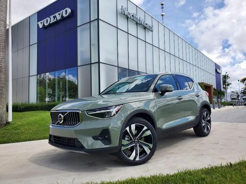 2025 Volvo XC40 B5 Ultra Bright Theme