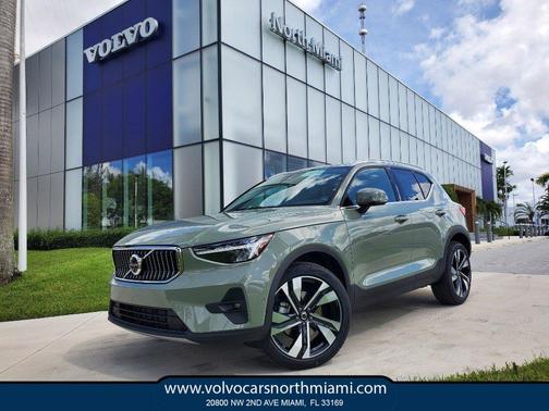 2025 Volvo XC40 B5 Ultra Bright Theme