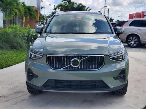 2025 Volvo XC40 B5 Ultra Bright Theme