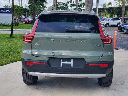 2025 Volvo XC40 B5 Ultra Bright Theme