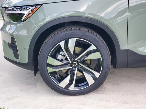 2025 Volvo XC40 B5 Ultra Bright Theme